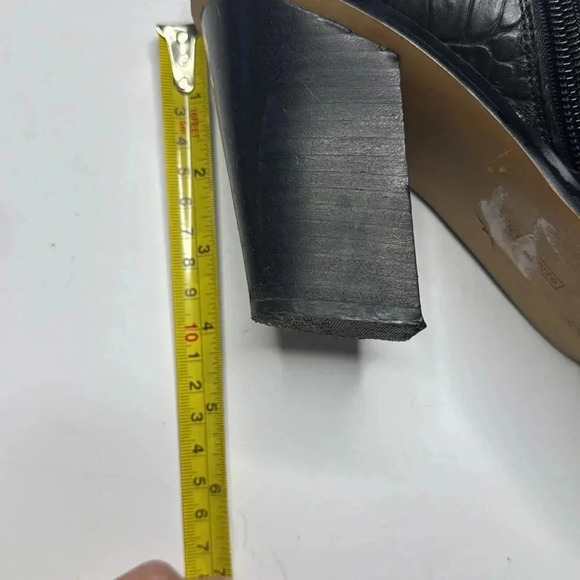 Vince Camuto’s embossed, leather ankle boots black size 10 medium - Picture 7 of 8